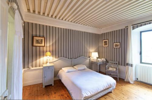 Mansion With 15 Bedrooms in Satillieu With Wonderful Mountain View Private Pool Enclosed Garden — 4-Star Luxury Hotel in Satillieu, France