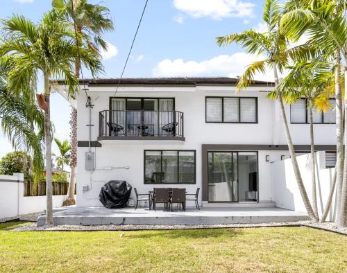 Spring Sale 4BR Private Yard Grill Soaking Tub Near Coral Gables & MIA Airport — hotel in Tamiami