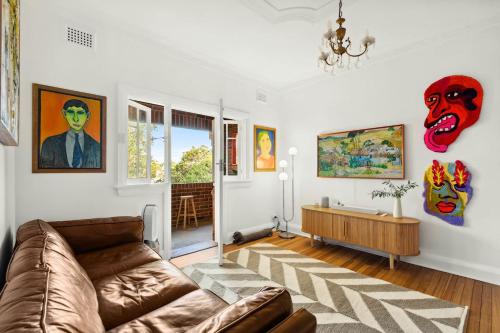'Haus of Art' Mid Century Modern by Coogee Beach — 4-Star Luxury Hotel in Sydney, Australia