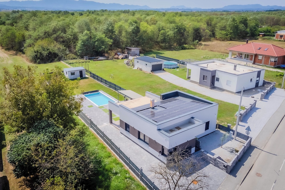 Villa Joy With Pool and Hot Tub — 4-Star Luxury Hotel in Sracinec, Croatia