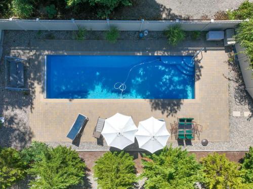 Beautiful backyard pool deeded beach rights in Truro, United States