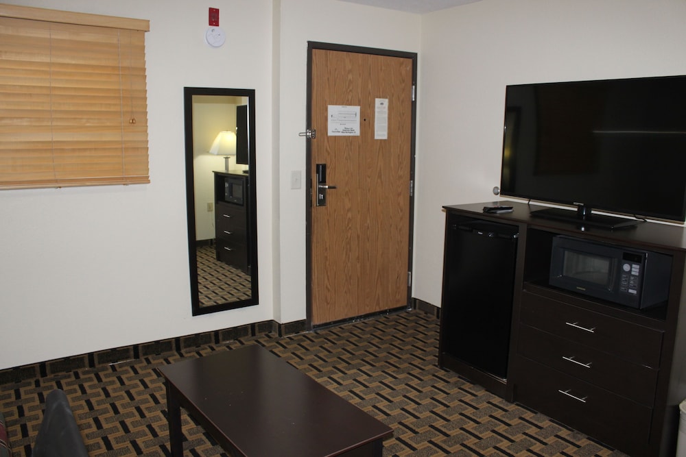 AmericInn by Wyndham West Burlington - photo 26