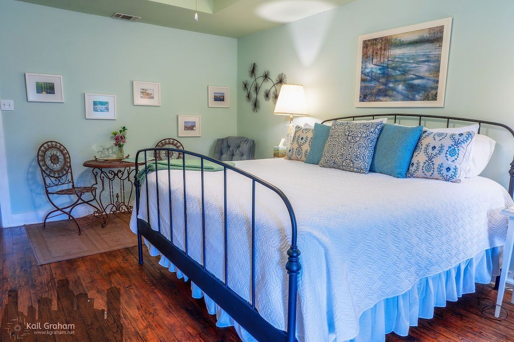 Equinox Inn at Canyon Lake - photo 24