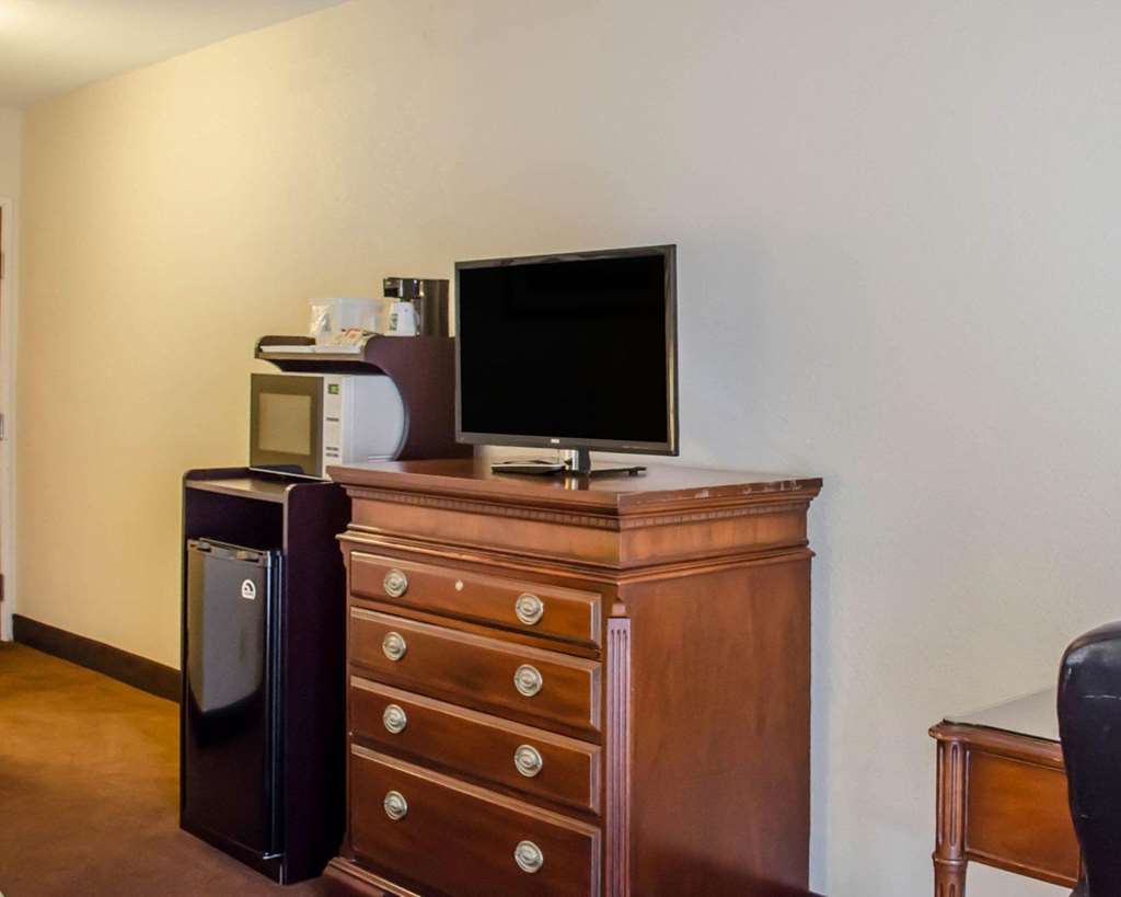 Quality Inn & Suites Pensacola Bayview - photo 9