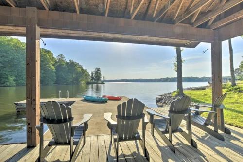 Hycove HUGE Dock VIEWS Kayaks Deep Water Upgraded — 4-Star Luxury Hotel in Roxboro, United States