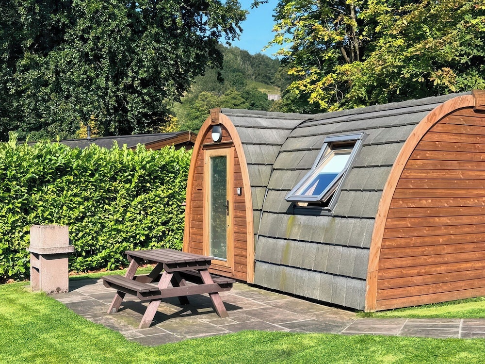 Lakeside Pods pet Free in Oldham, United Kingdom