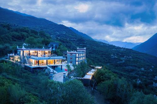 Light and Forest PeeKaboo Cliff Private Hot Spring Hotel in Zhanggu, People's Republic of China