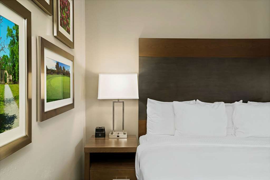 La Quinta Inn & Suites by Wyndham Tuscaloosa University - photo 18