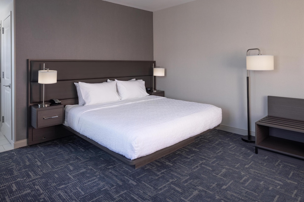 Hampton Inn & Suites Portsmouth Downtown - photo 17