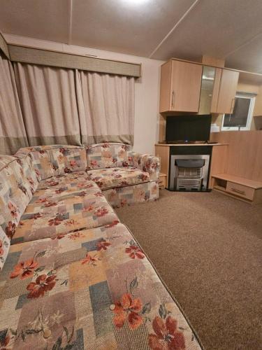 Modern 6 Berth Caravan With Wifi At St Osyth Beach In Essex Ref 28008Pm in Clacton-On-Sea, United Kingdom