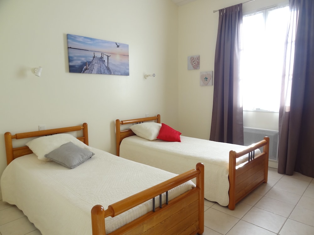 Appartement Colombelle — 4-Star Luxury Hotel in La Couarde-Sur-Mer, France