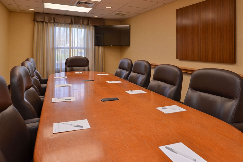 Hampton Inn & Suites Pueblo Southgate - photo 56
