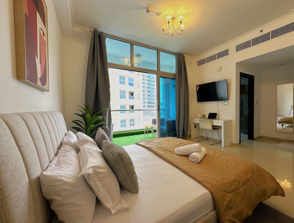 WOW Studio w Balcony and Canal View — 4-Star Luxury Hotel in Dubai, United Arab Emirates