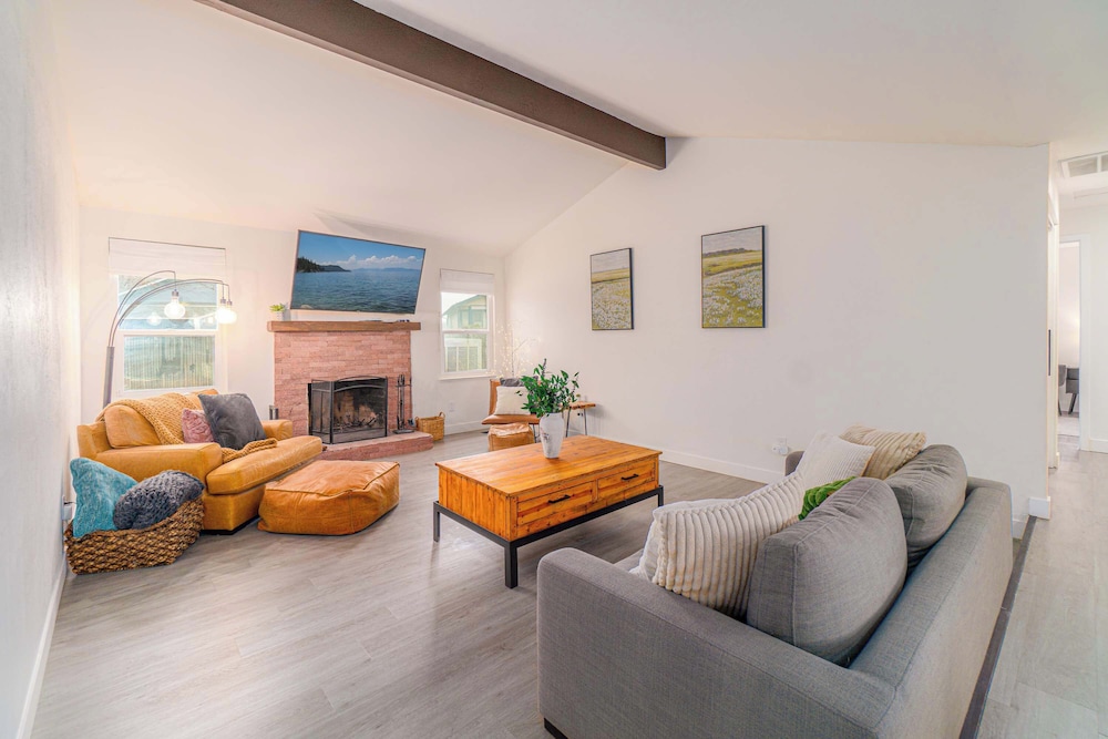 Cozy Family Haven In Sparks Pet Friendly Fenced Yard — Sparks