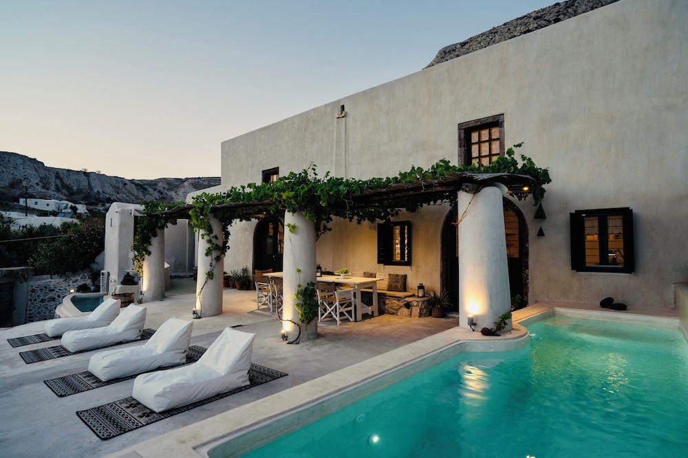Canava Villas in Santorini — 5-Star Luxury Hotel in Emporio, Greece