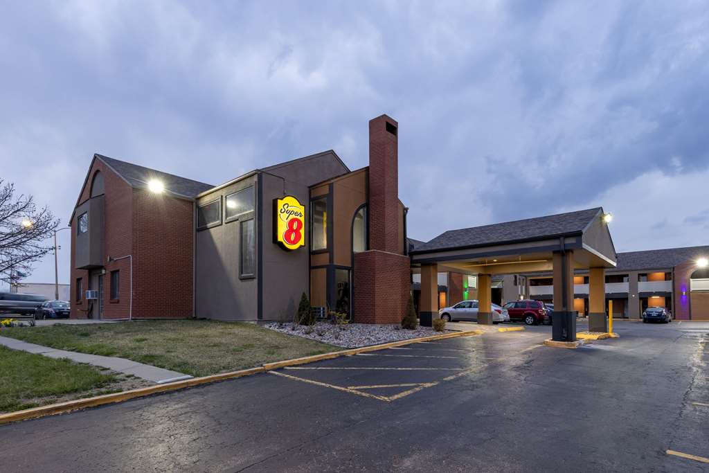 Super 8 by Wyndham Kansas City Airport North - photo 5