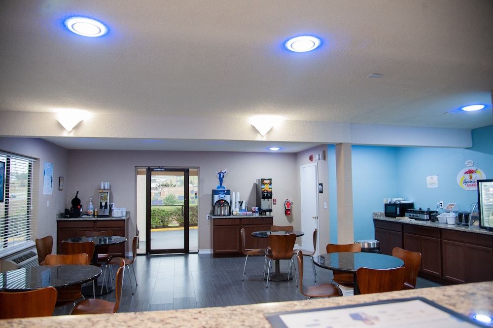 Super 8 by Wyndham Crestview - photo 3