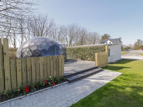 Number 1 Dome - carbon neutral hotel in Derrybeg