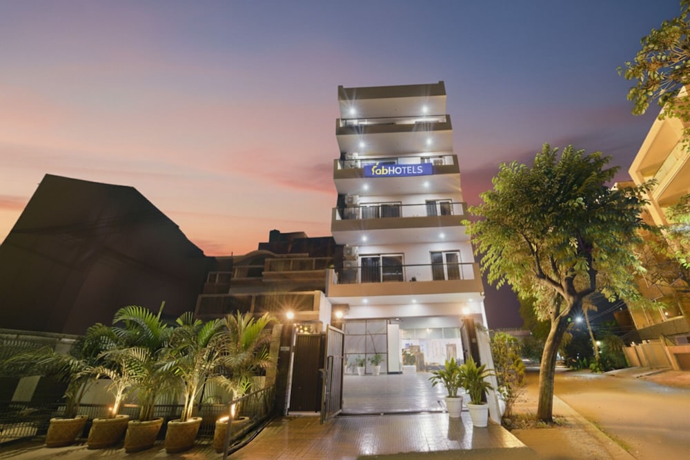 Fabhotel Luxe 8 Stayz