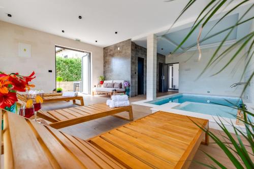 Terra Maiorum 12 person private Villa heated pool and water massage — 4-Star Luxury Hotel in Povljana, Croatia