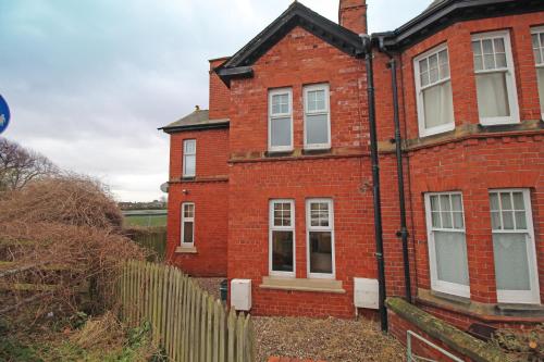 Large period Chester home right on the canal. — 4-Star Luxury Hotel in Chester, United Kingdom