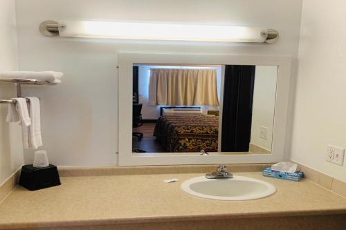 Economy Inn of Holland - photo 11