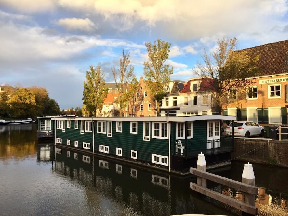 Slapen In Eigentijds Woonboot Hotel — Leeuwarden