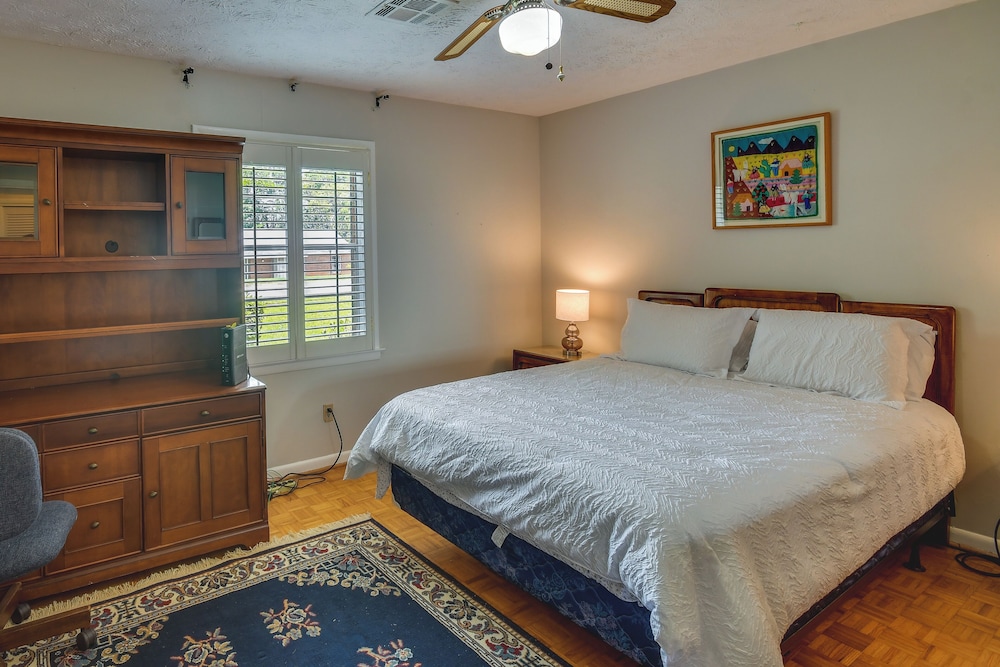 Spacious Downtown Montgomery Home with Yard Patio — 4-Star Luxury Hotel in Montgomery, United States