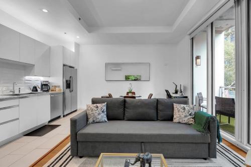 1BR Near BOK Center Gym Lounge Balcony Pets OK — 4-Star Luxury Hotel in Tulsa, United States