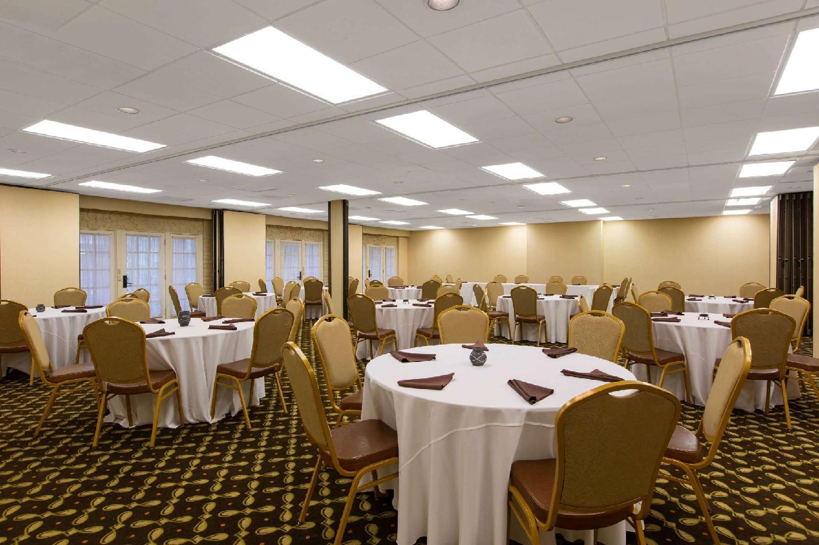 Aksarben Suites Trademark Collection by Wyndham - photo 18