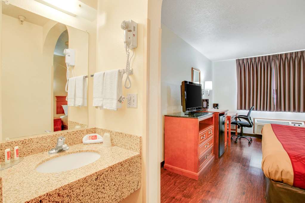 Econo Lodge Inn & Suites Albuquerque East I 40 Eubank Exit - photo 12