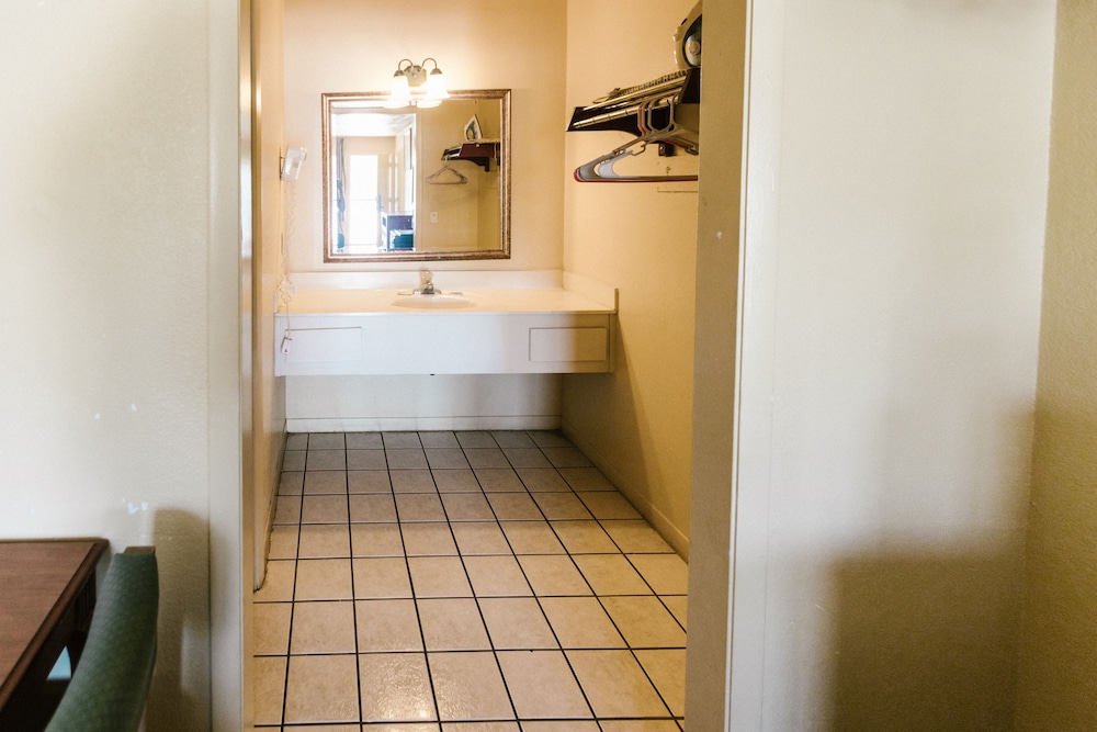 Summer Breeze Motel - photo 26