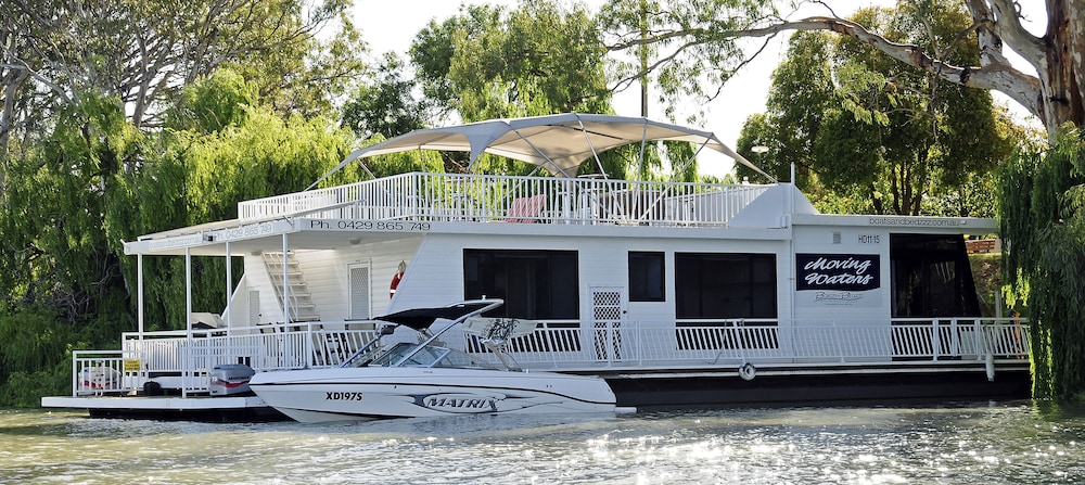 Renmark River Villas and Boats & Bedzzz — 4-Star Luxury Hotel in Renmark, Australia