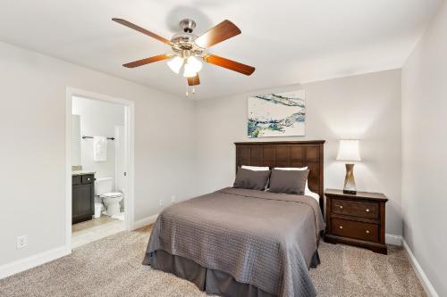 Railton B6 I Townhome I Driveway — 4-Star Luxury Hotel in Clarksville, United States