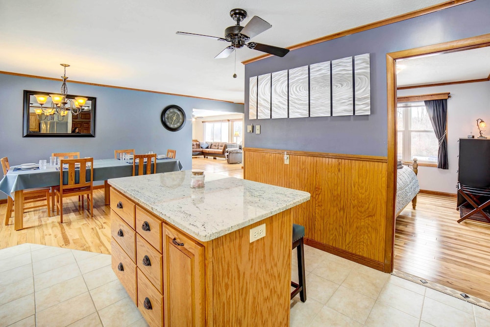 Waterfront Evart House on Chippewa Lake Channel — 4-Star Luxury Hotel in Evart, United States