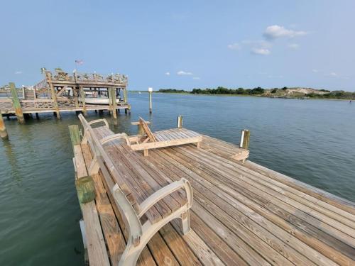 Waterfront dock Hot tub kayaks King Bedroom with amazing views RELAXATION 2 miles to the beach — 4-Star Luxury Hotel in Cedar Point, United States