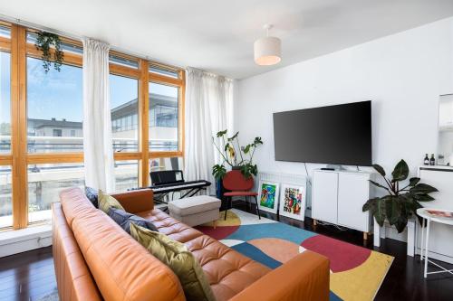 2BR Dublin Apt Balcony Plants & Electric Piano — 4-Star Luxury Hotel in Dublin, Republic of Ireland
