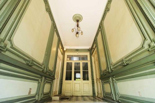 Bright 3BR Apartment in Old Tbilisi by Wehost