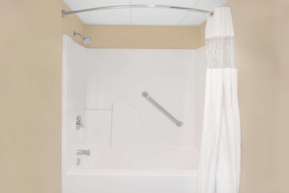 Days Inn by Wyndham Fayetteville - photo 12