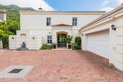 Luxury Family Villa Near Beach with Grill and Workspace
