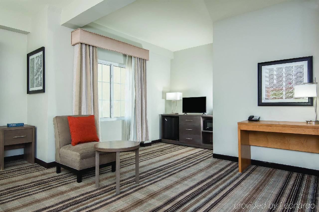 La Quinta Inn & Suites by Wyndham Brooklyn East - photo 8