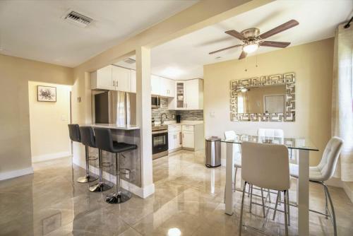 Relaxing 3 Bedroom House Close to Beaches and Airport — 4-Star Luxury Hotel in Fort Lauderdale, United States