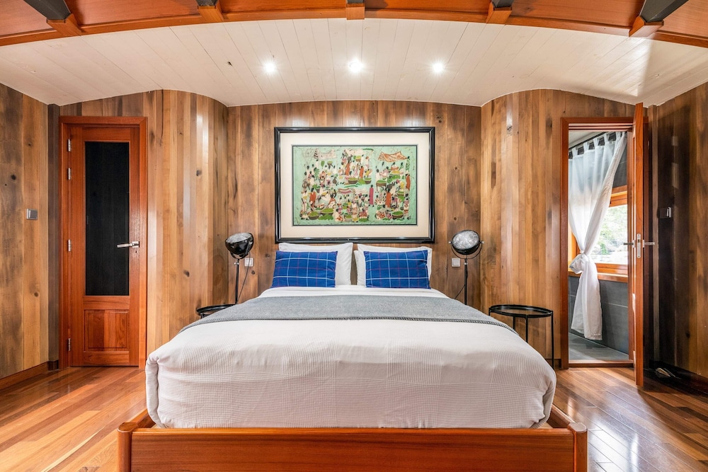 Luxury Canary Wharf House Boat — 4-Star Luxury Hotel in London, United Kingdom
