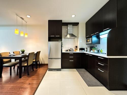Vibrant Modern 57 SQM Ultra Fast WiFi BTS Thonglor