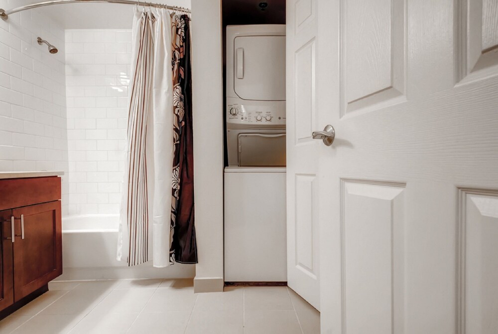 Global Luxury Suites at Tiverton Ave - photo 20