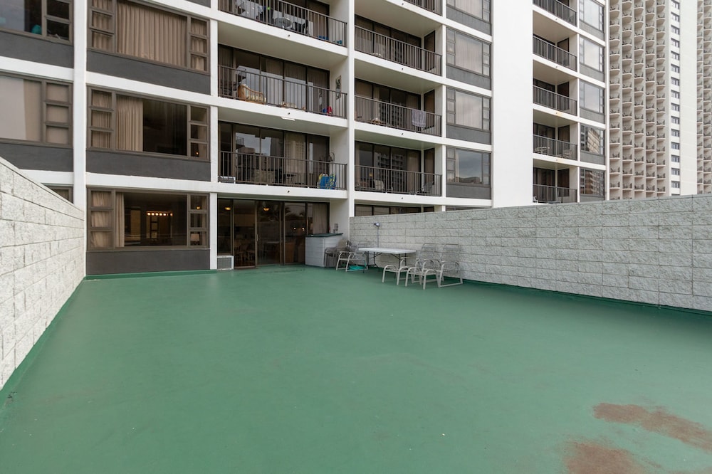 Waikiki Banyan Pool Deck Level Tower 1 Suite 610 - photo 26