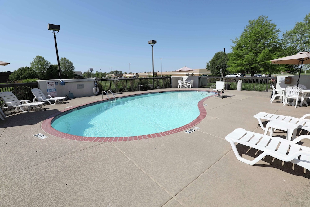 Hampton Inn Dyersburg - photo 22