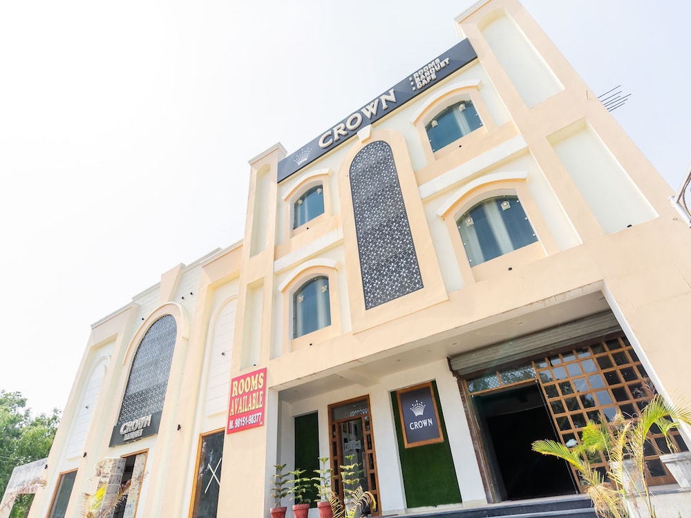 Oyo 42749 Hotel Crown — hotel in Ropar