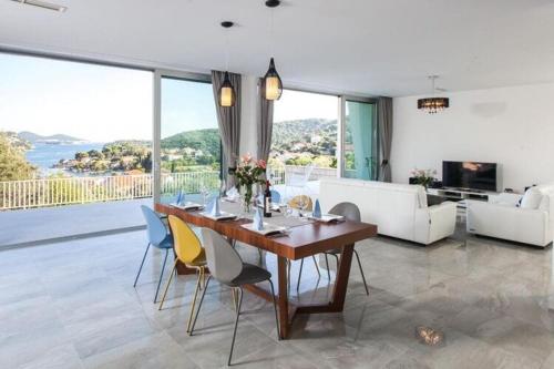 Five Bedroom Villa with Private Pool & Sea View