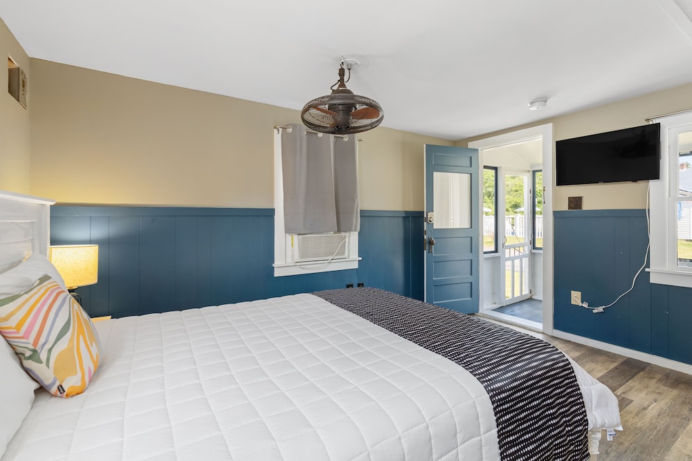 The Beaches Motel & Cottages - photo 21